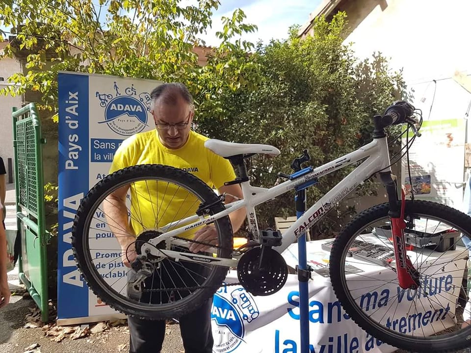 Stand petites réparations vélo sur le marché de Simiane